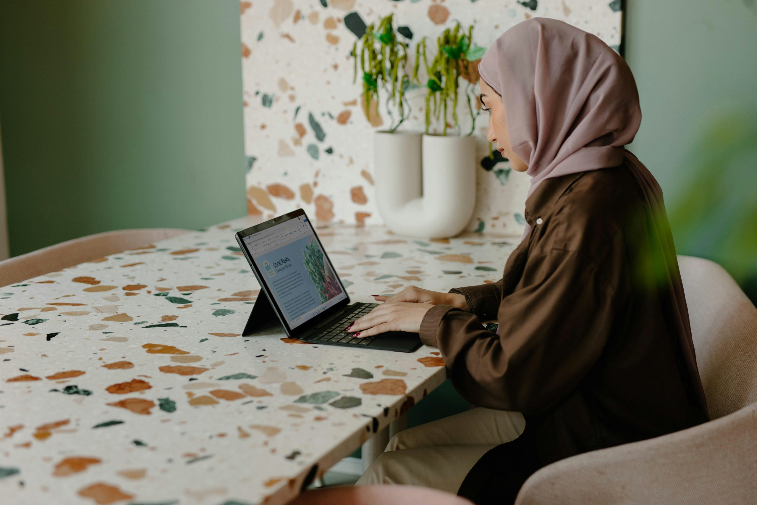 le télétravail, aussi connu sous le nom de télétravail, permet aux employés de travailler à distance, généralement depuis leur domicile, en utilisant les technologies de communication pour rester connectés à leur lieu de travail.