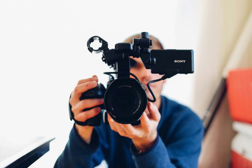 découvrez comment le video marketing peut dynamiser votre stratégie de communication digitale avec des contenus percutants et engageants.