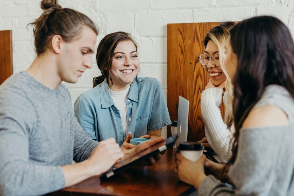 le marketing émotionnel est une stratégie qui vise à susciter des réactions émotionnelles chez les consommateurs, en mettant l'accent sur les sentiments et les expériences pour promouvoir un produit ou un service.