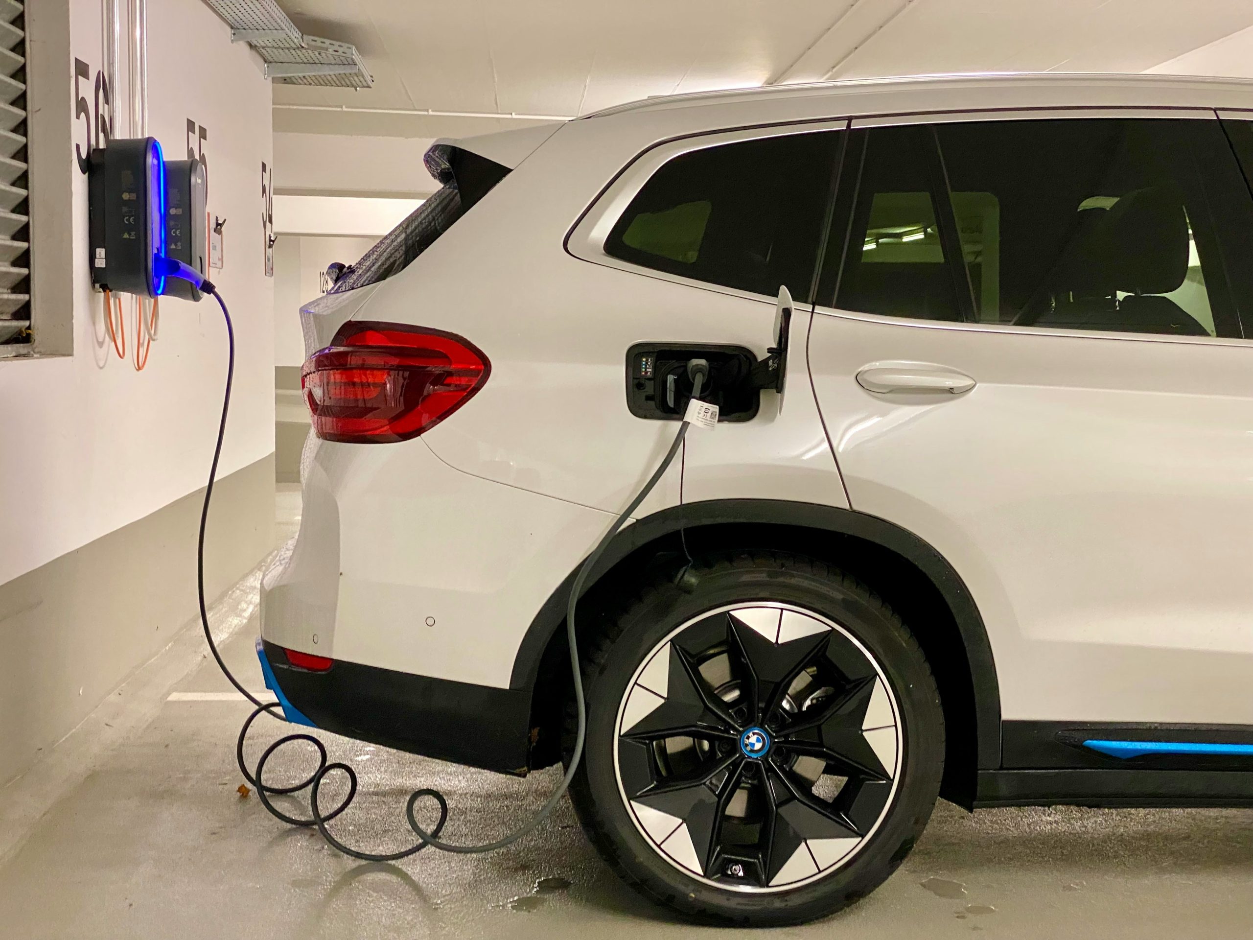 découvrez les avantages des voitures électriques et leurs performances écologiques. optez pour une conduite électrisante avec les véhicules électriques innovants disponibles sur le marché.