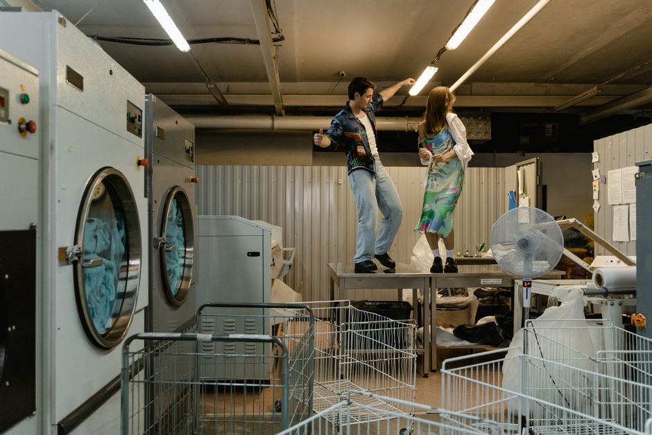 Shakira fête son “Laundry Service” avec les seins nus d’il y a 20 ans