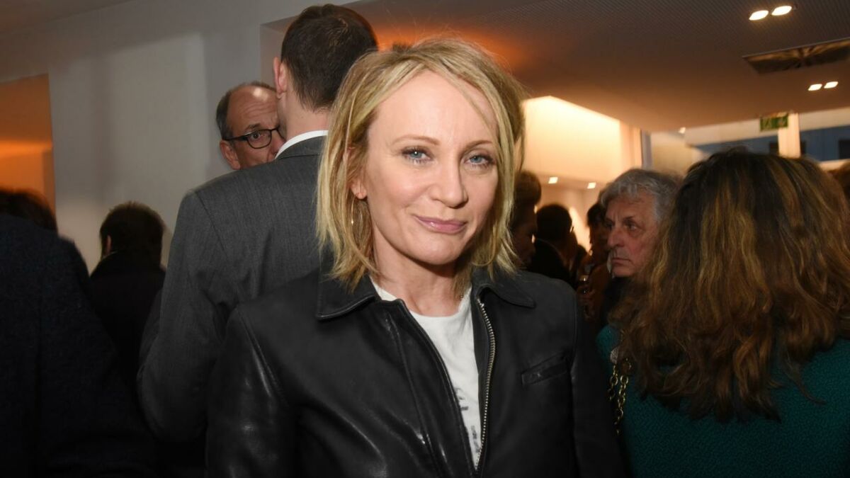 Patricia Kaas sur scène pendant un concert, micro à la main