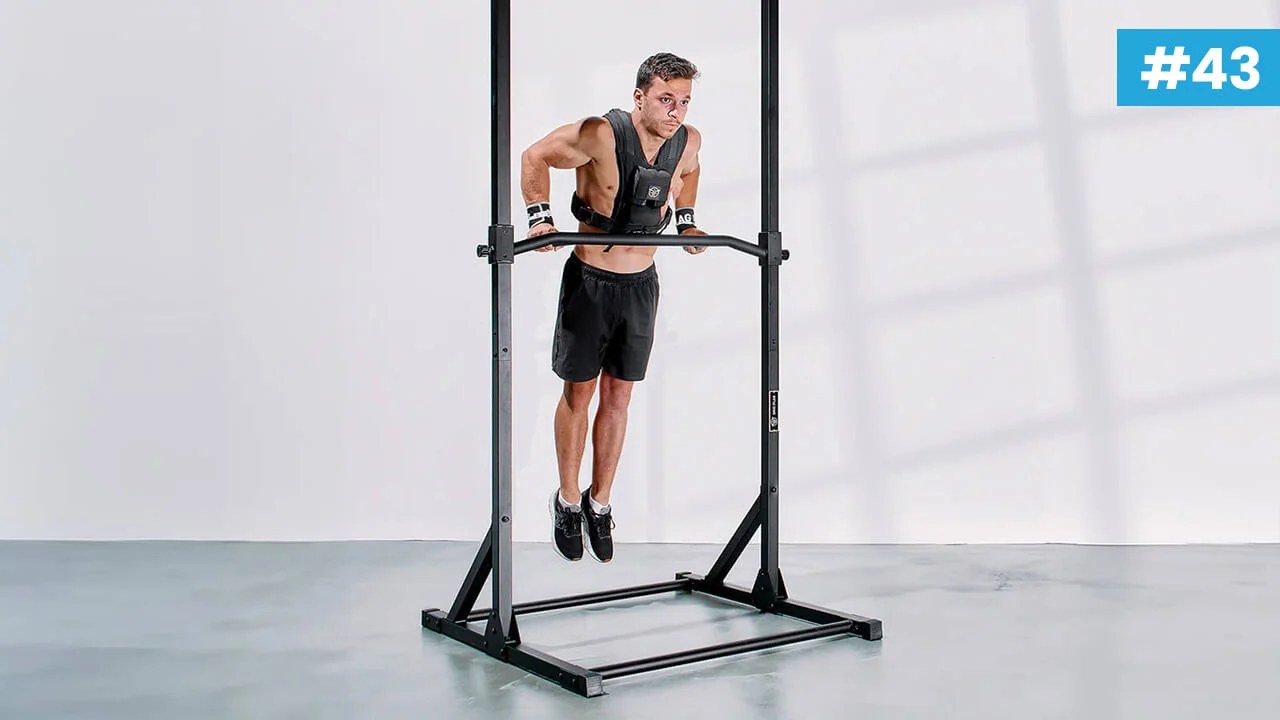 Pratiquant réalisant un développé couché lors d'une séance push en salle de musculation