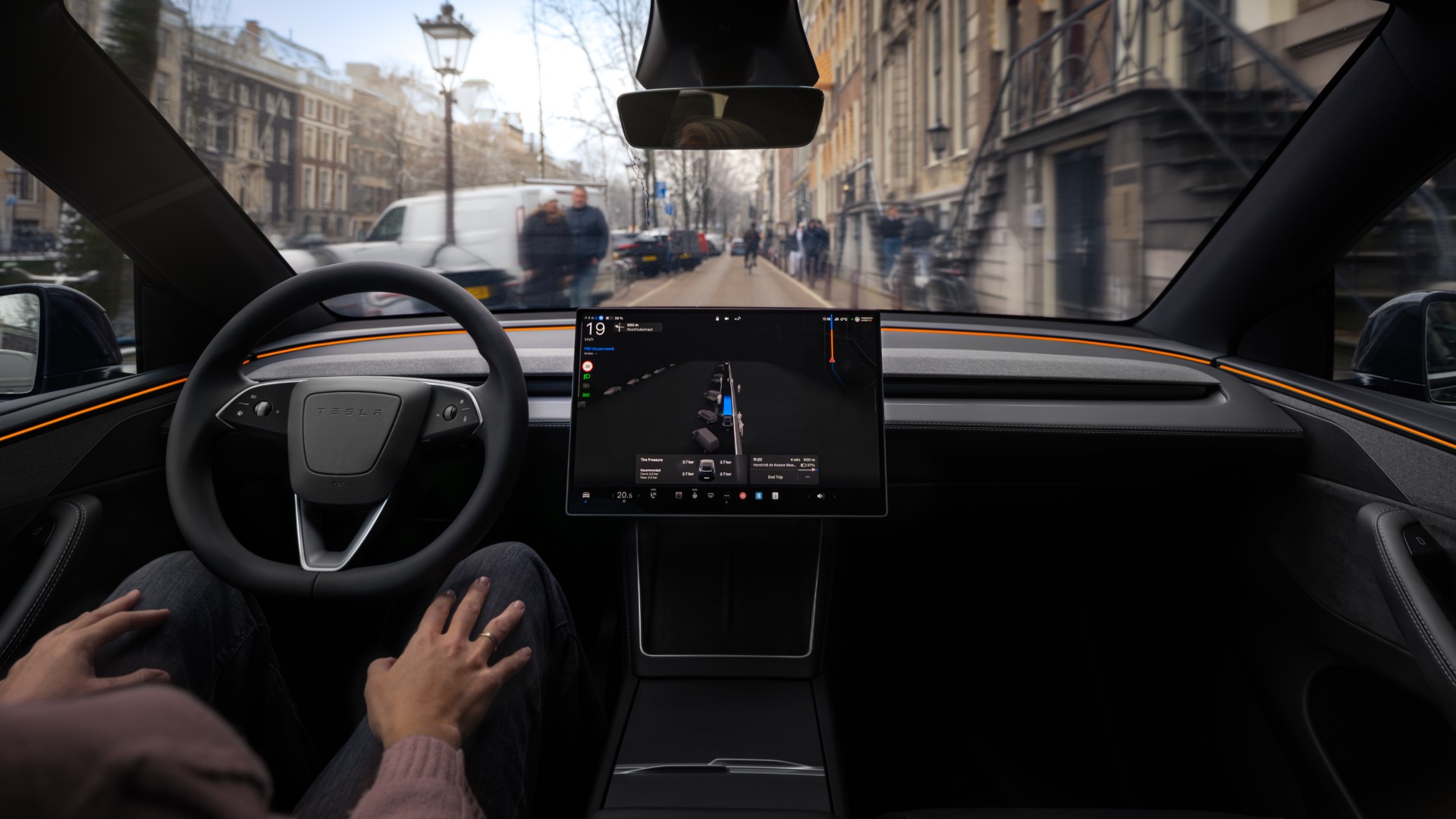 Véhicule Tesla équipé du système FSD circulant sur une route européenne